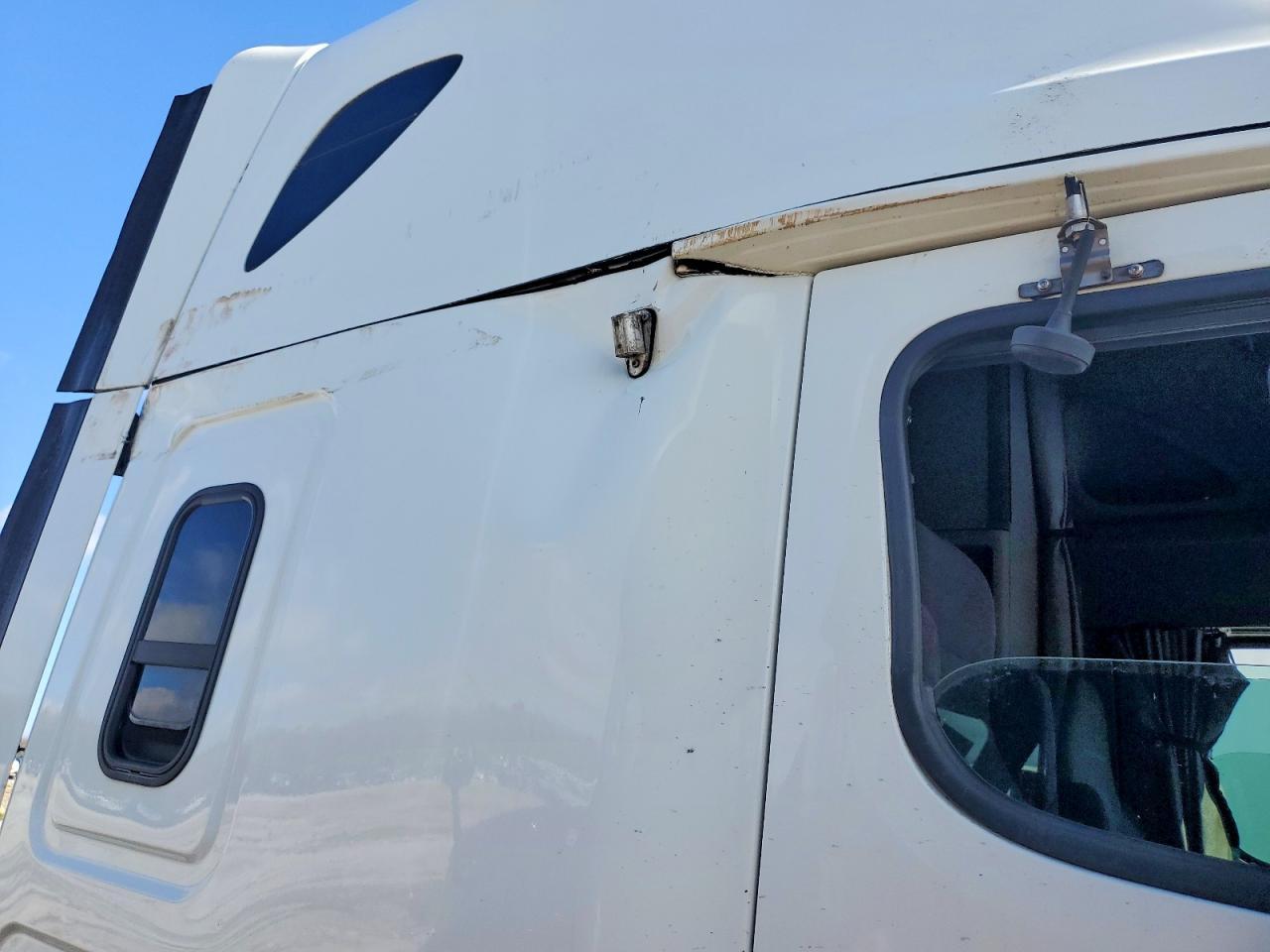 2012 Freightliner Cascadia Semi Truck