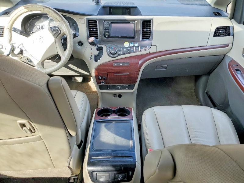 2014 Toyota Sienna xle 8-passenger