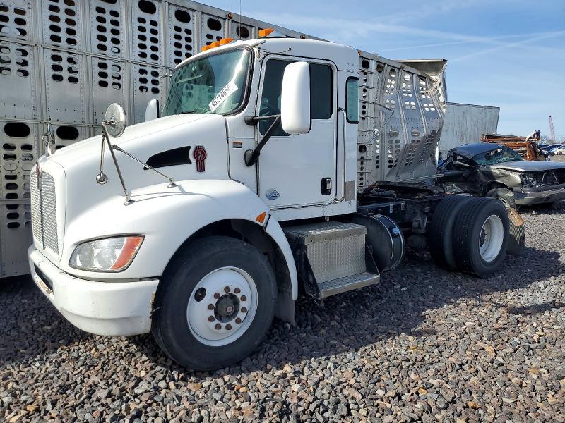 2016 Kenworth T330 Semi Truck