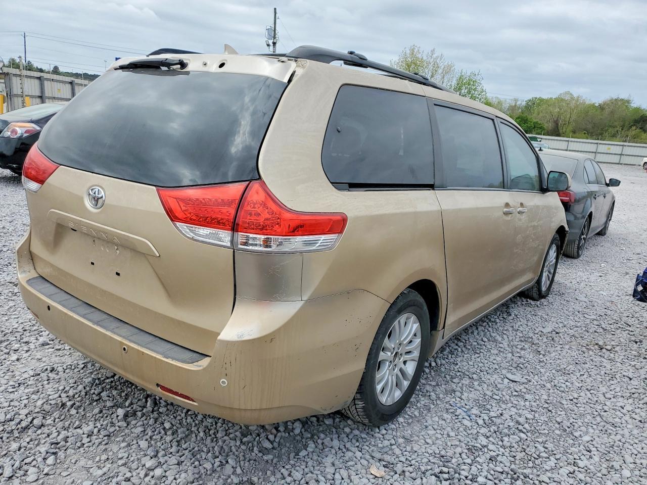 2013 Toyota Sienna xle 8-passenger