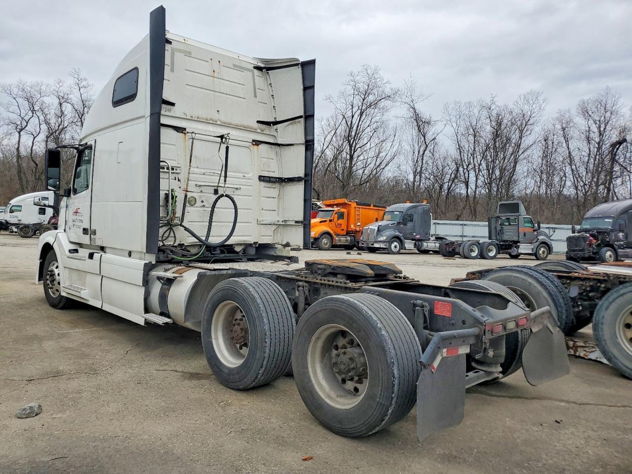 2016 Volvo VN VNL-Semi Truck
