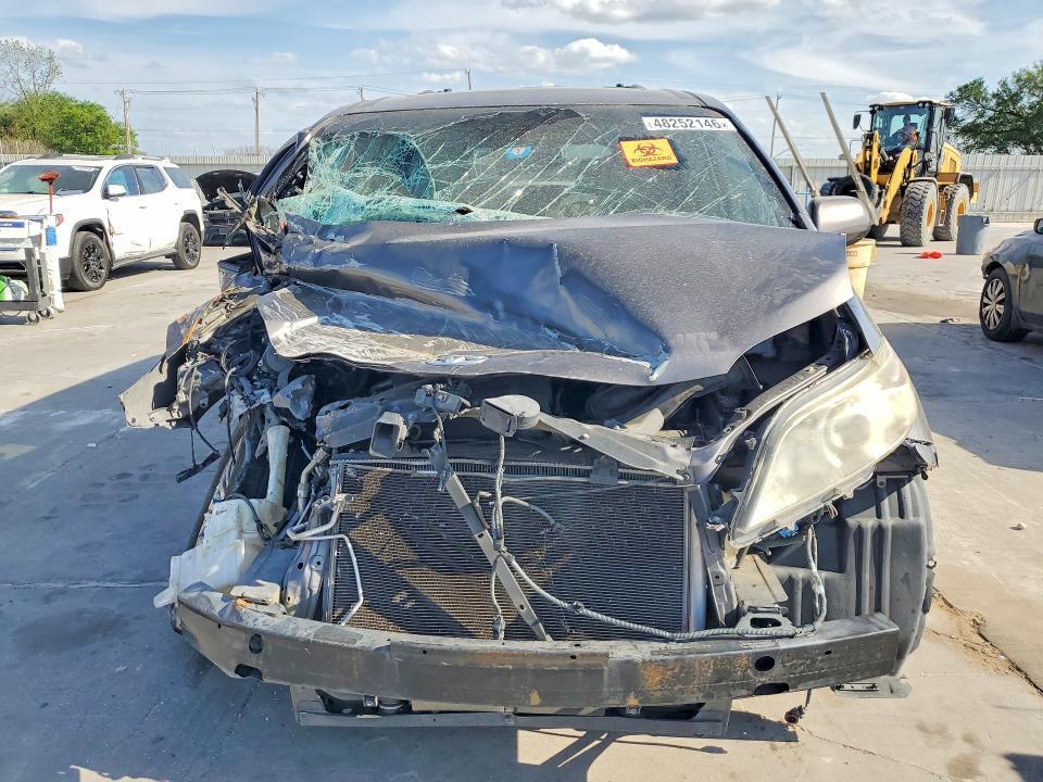 2014 Toyota Sienna xle 8-passenger