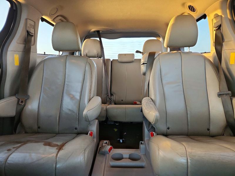 2014 Toyota Sienna xle 8-passenger