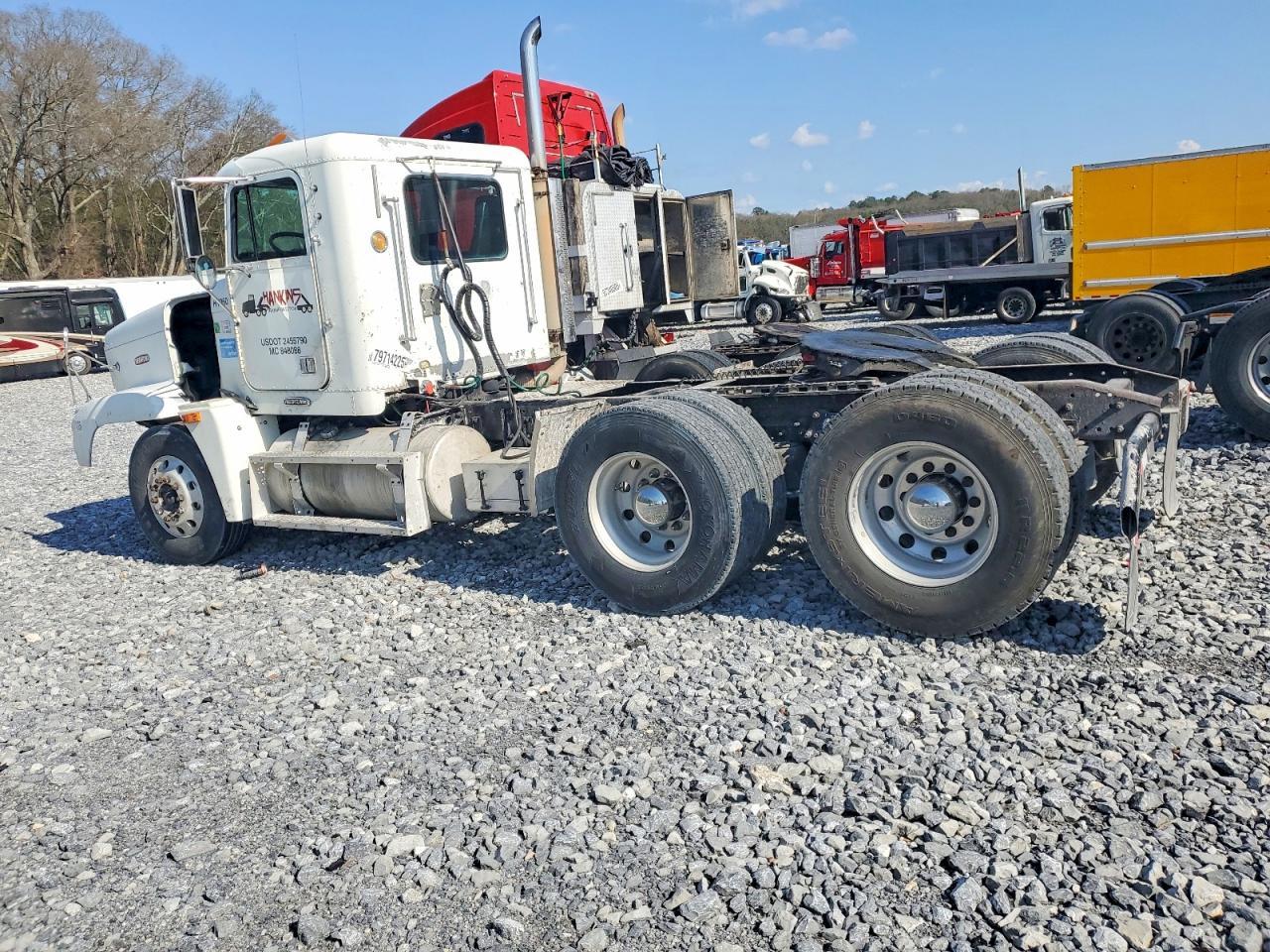 2000 Freightliner Conventional FLD120 Semi Truck