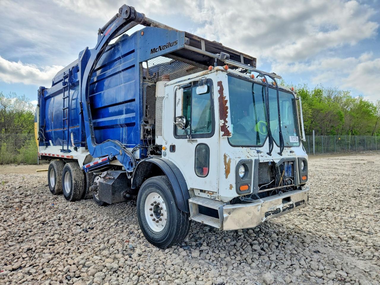 2013 Mack MRU633 Refuse Truck