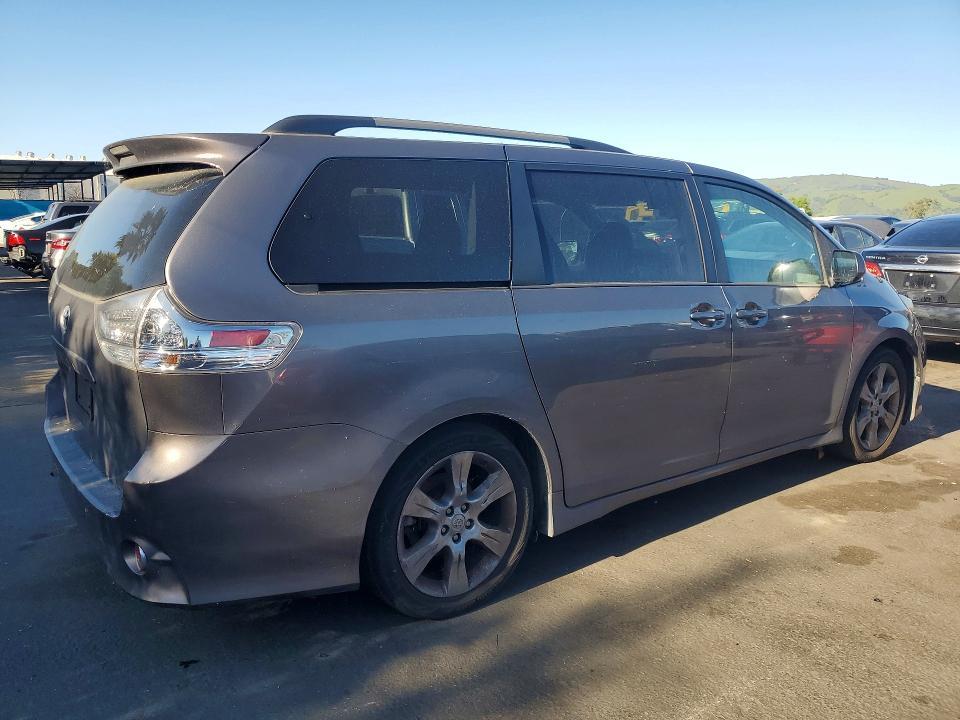 2011 Toyota Sienna se 8-passenger