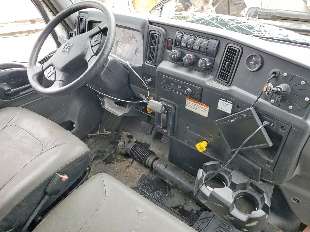 2022 International MV607-BOX Truck