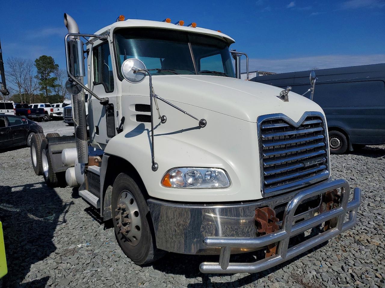 2015 Mack CXU613 Semi Truck