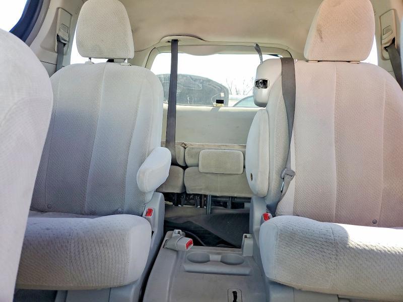 2013 Toyota Sienna le 8-passenger