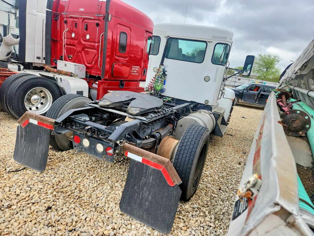 2015 Kenworth T300 Semi Truck
