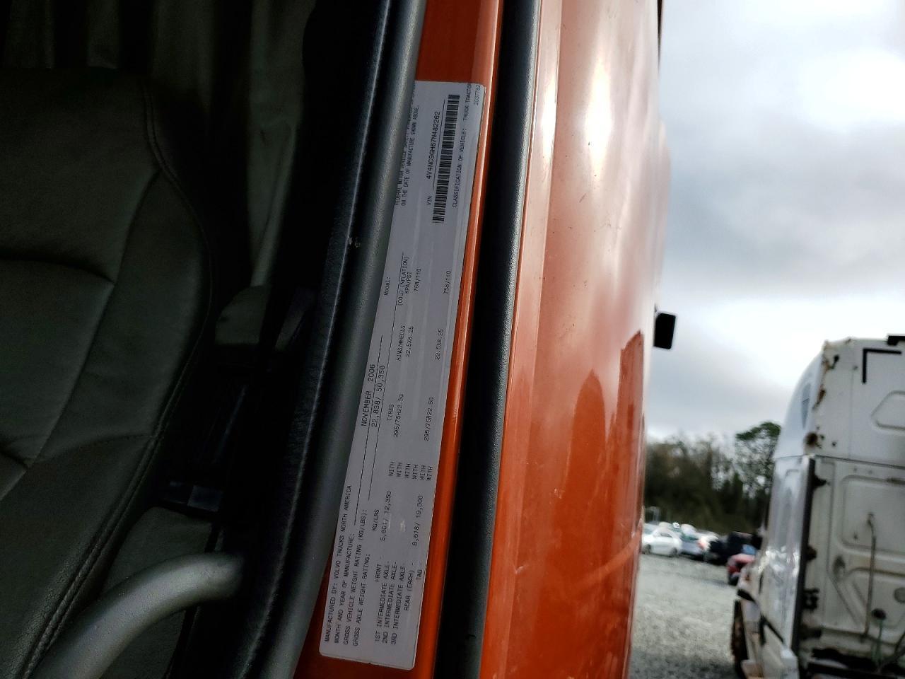 2007 Volvo VNL Semi Truck