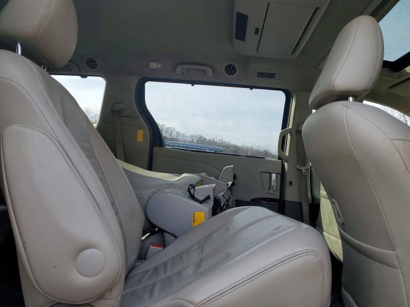 2014 Toyota Sienna xle 8-passenger
