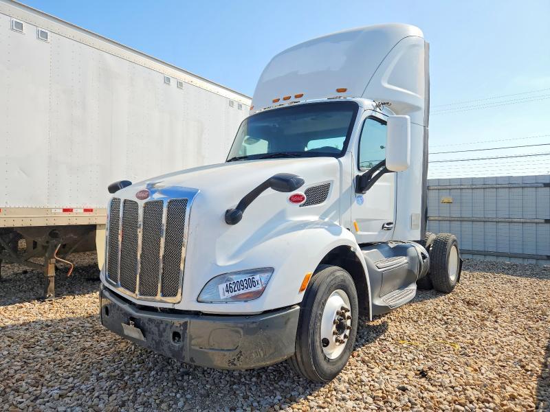 2017 Peterbilt 579 Semi Truck
