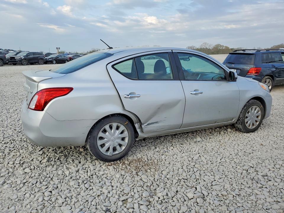 2013 Nissan Versa 1.6 s
