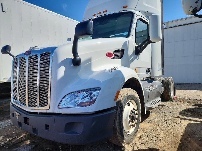 2017 Peterbilt 579 Semi Truck