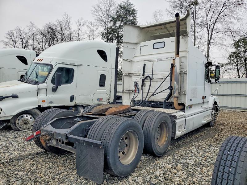 2001 Volvo VNL Semi Truck
