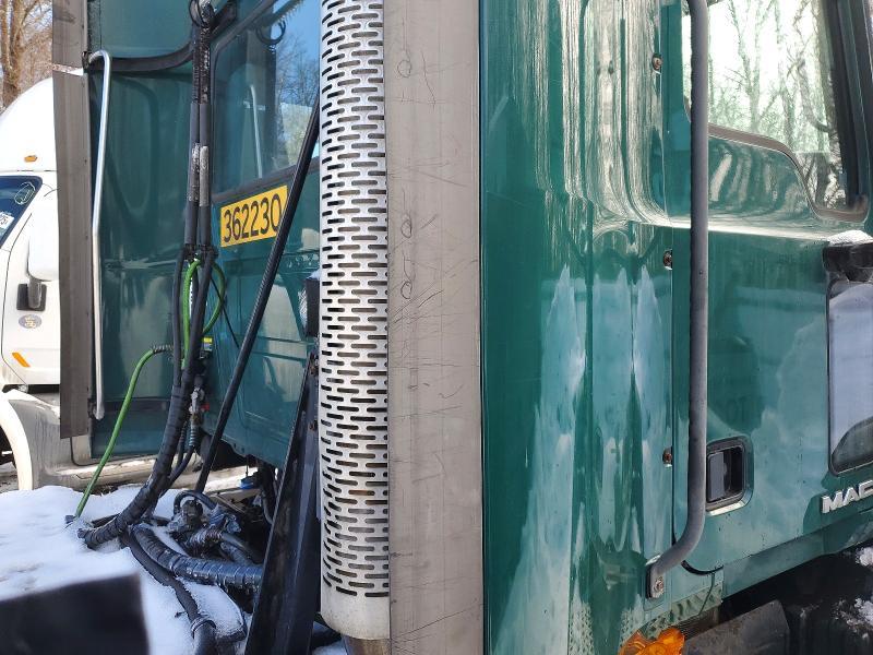 2017 Mack CXU613 Semi Truck