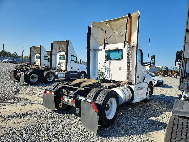 2015 Kenworth T680 Semi Truck