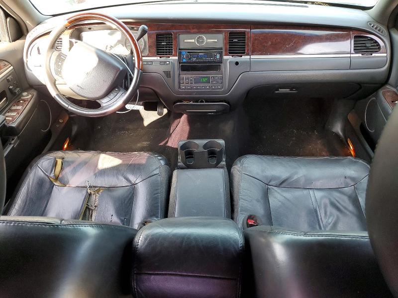 2011 Lincoln Town car Signature Limited