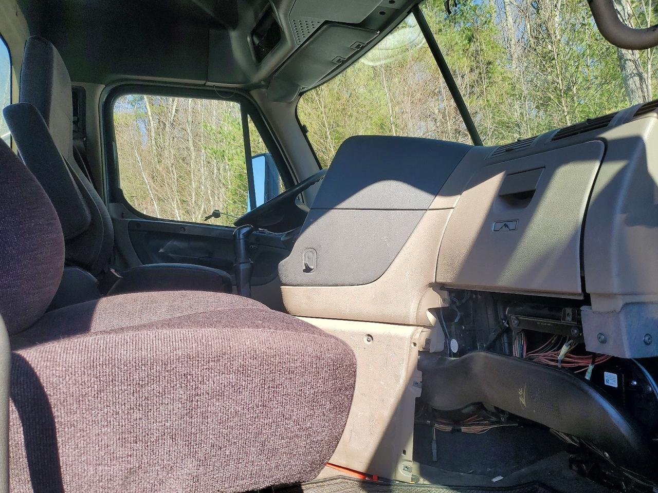 2014 Freightliner Cascadia Semi Truck