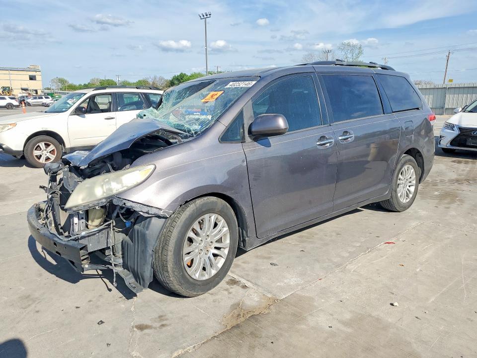 2014 Toyota Sienna xle 8-passenger