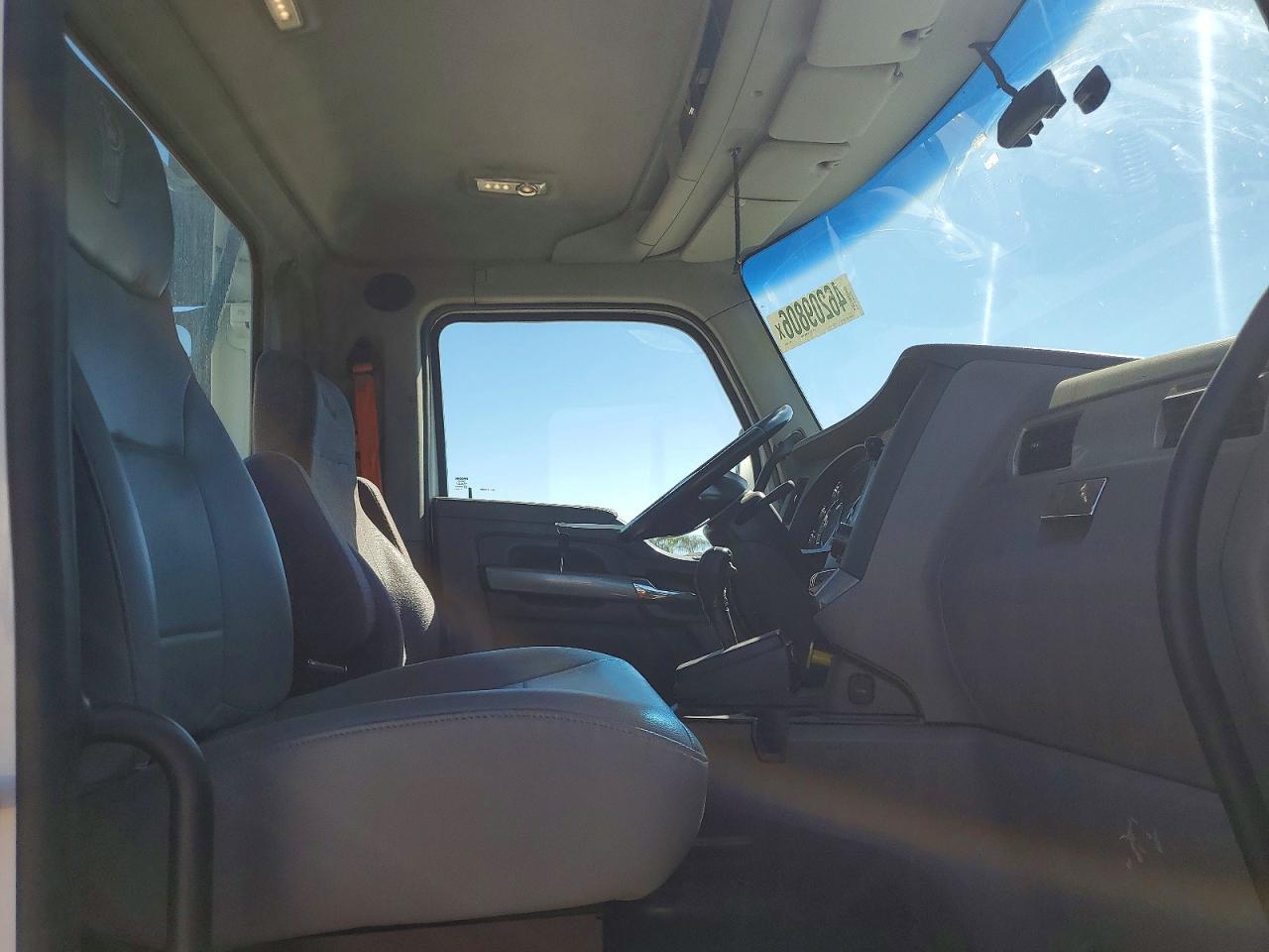 2016 Kenworth T680 Semi Truck
