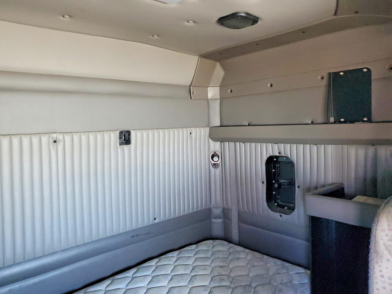 2015 Kenworth T800 Semi Truck