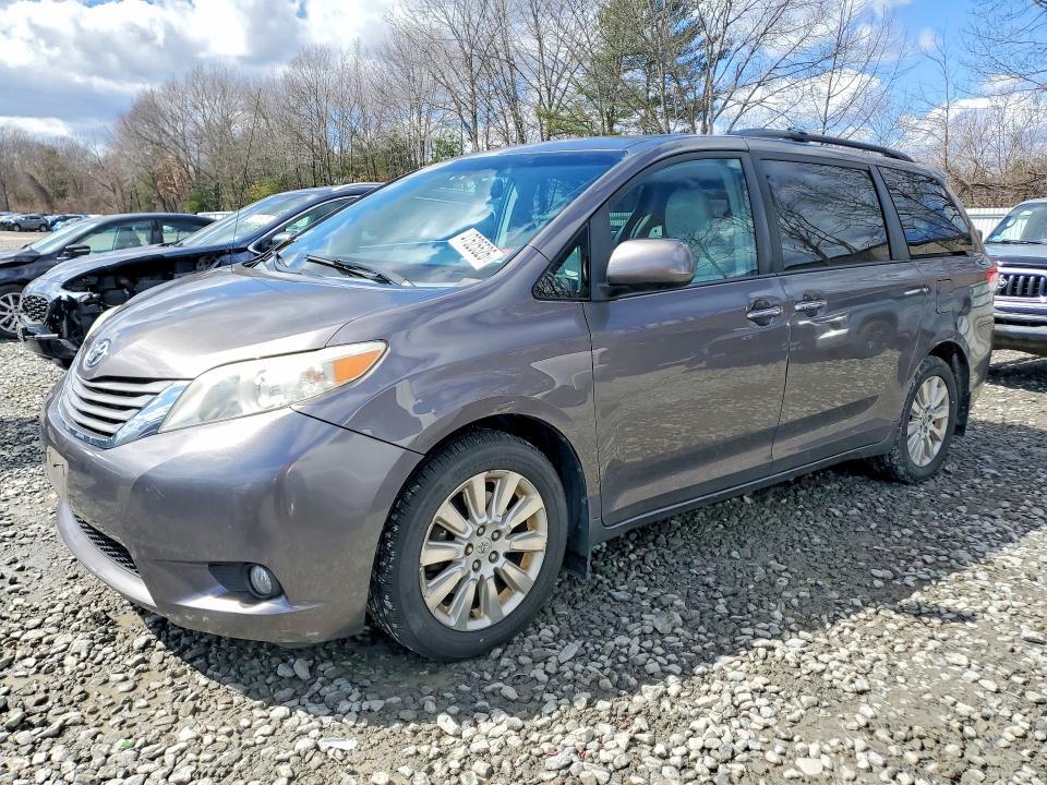 2013 Toyota Sienna xle 7-passenger