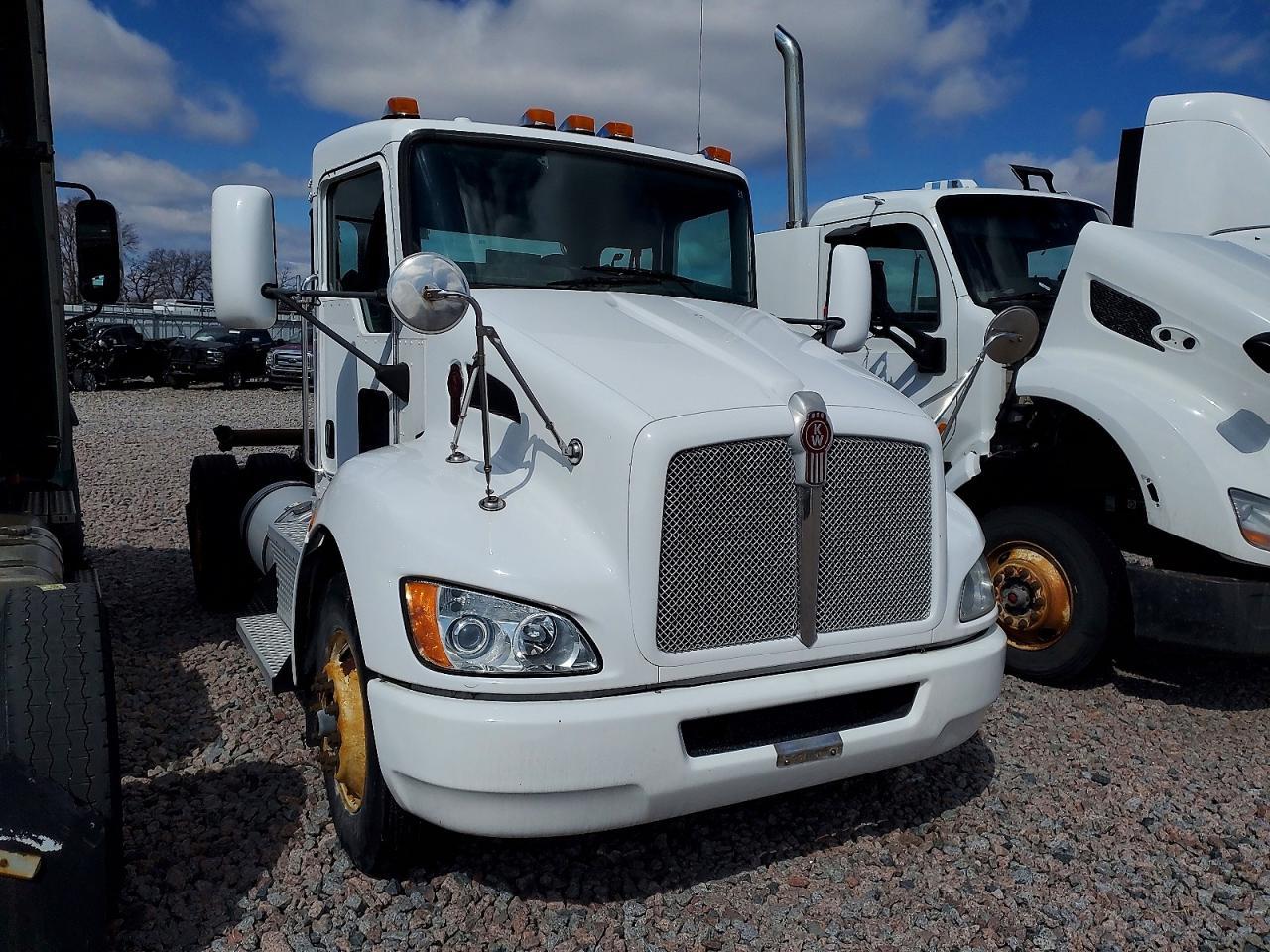 2015 Kenworth T330 Semi Truck