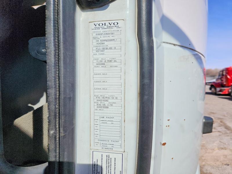 2003 Volvo VNL Semi Truck