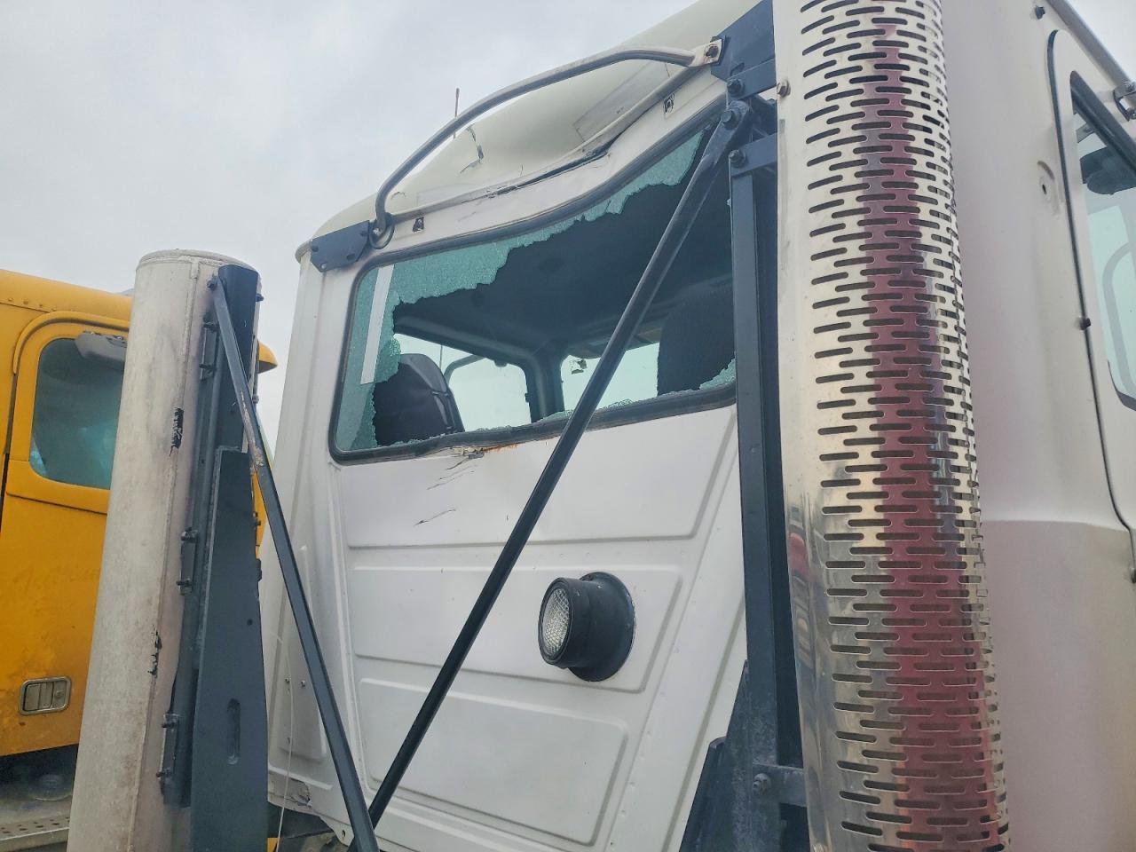 2015 Mack CXU613 Semi Truck