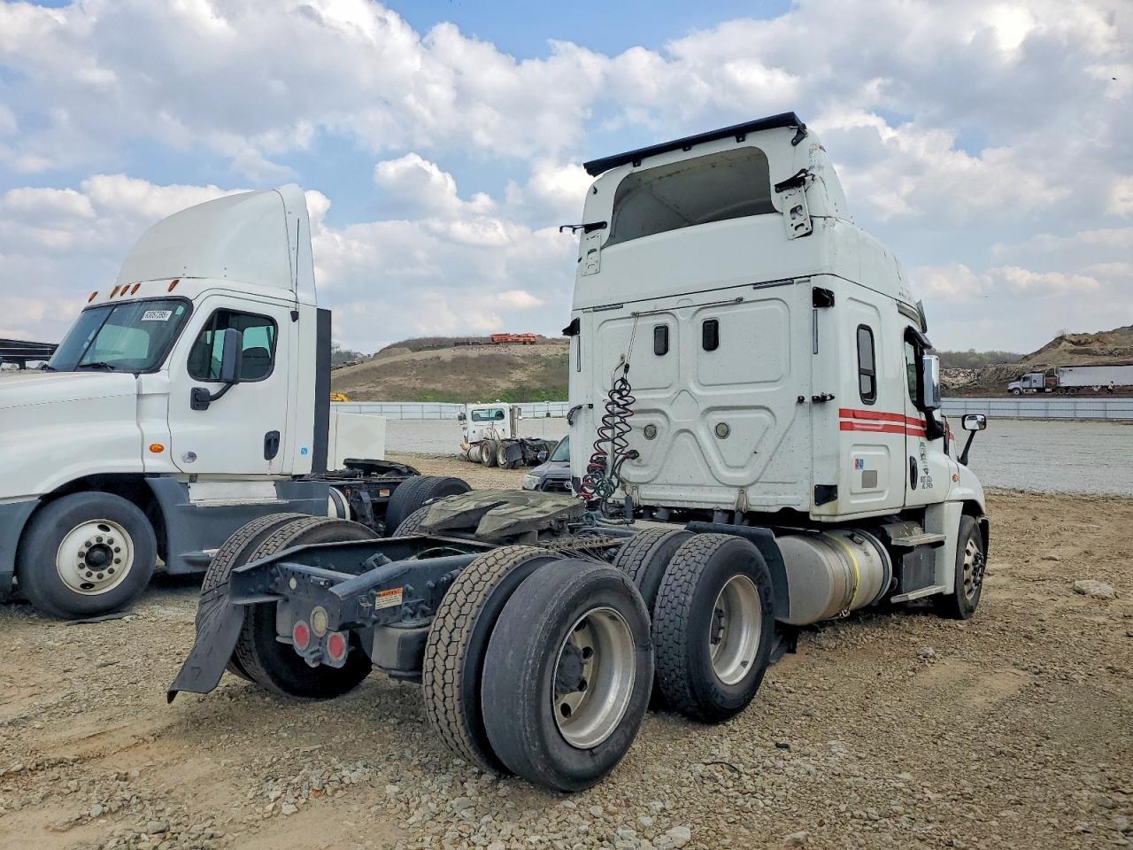 2017 Freigliner 2017 Freightliner Cascadia 125 Semi Truck