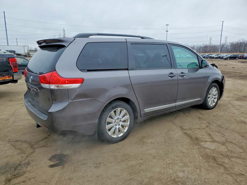2012 Toyota Sienna le 7-passenger