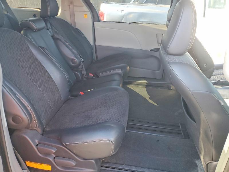 2011 Toyota Sienna se 8-passenger