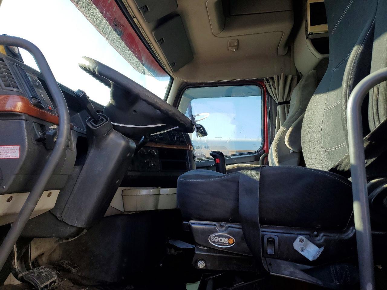 2005 Volvo VNL Semi Truck