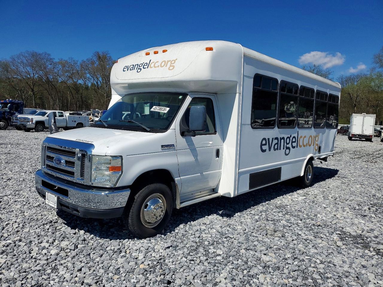 2013 Ford Econoline E450 Super Duty Cutaway Van