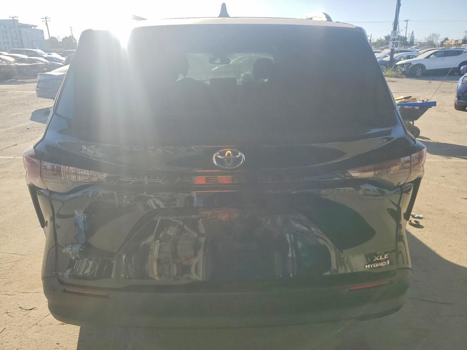 2023 Toyota Sienna xle 8-passenger