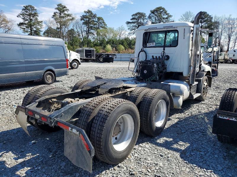 2015 Mack CXU613 Semi Truck