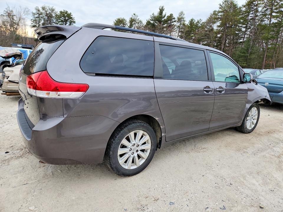 2013 Toyota Sienna le 7-passenger