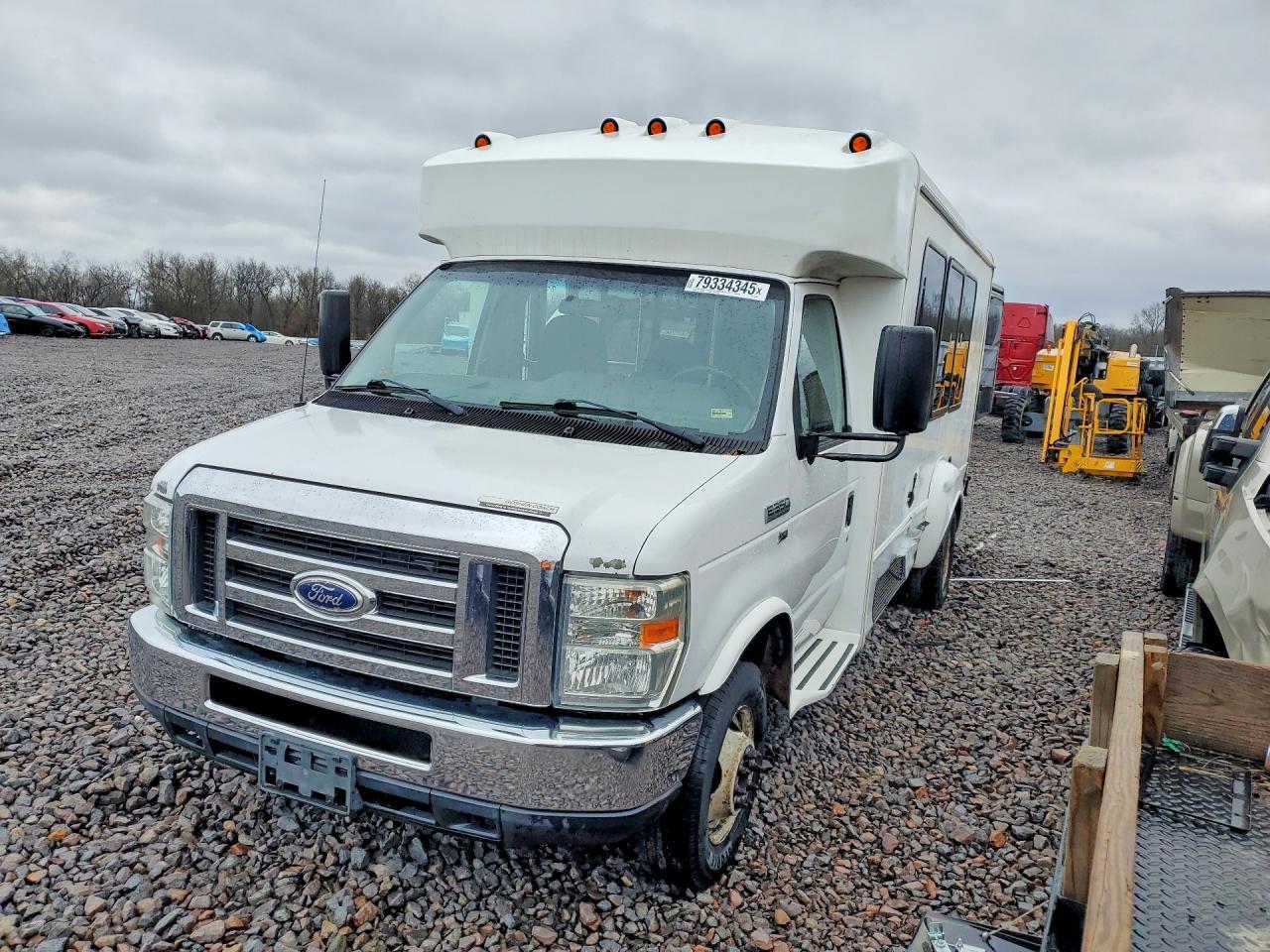 2015 Ford Econoline E350 Super Duty Cutaway Van