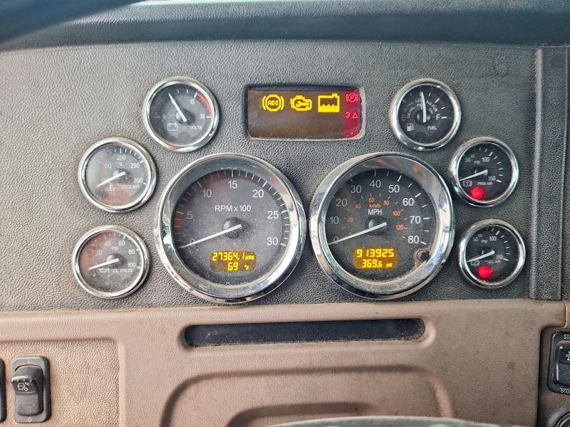 2014 Peterbilt 384 Semi Truck