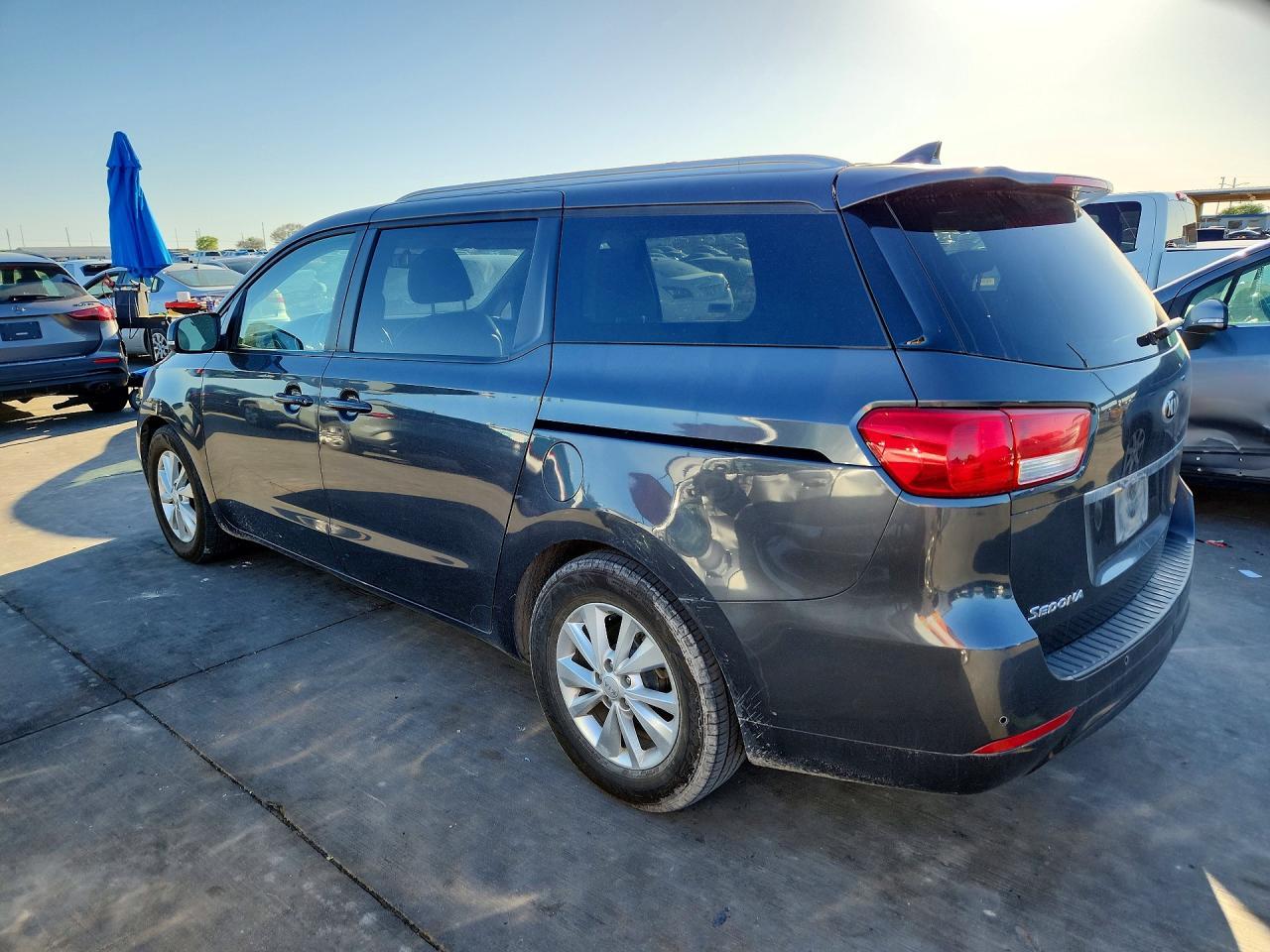 2017 KIA Sedona lx