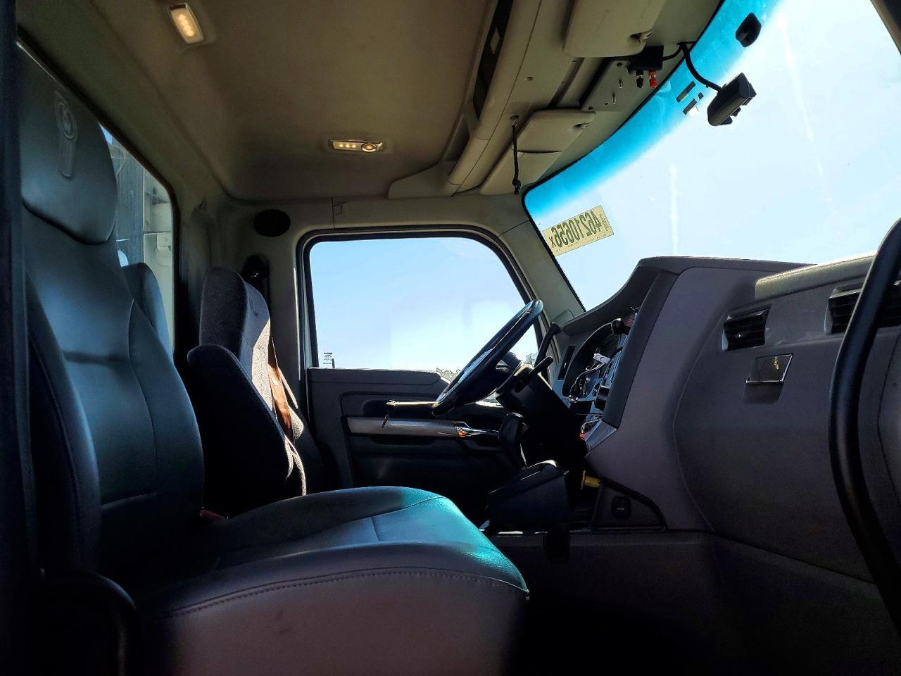 2017 Kenworth T680 Semi Truck