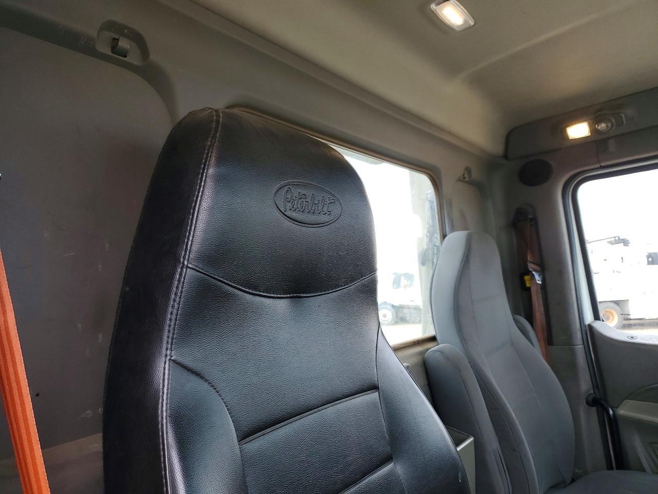 2019 Peterbilt 579 Semi Truck