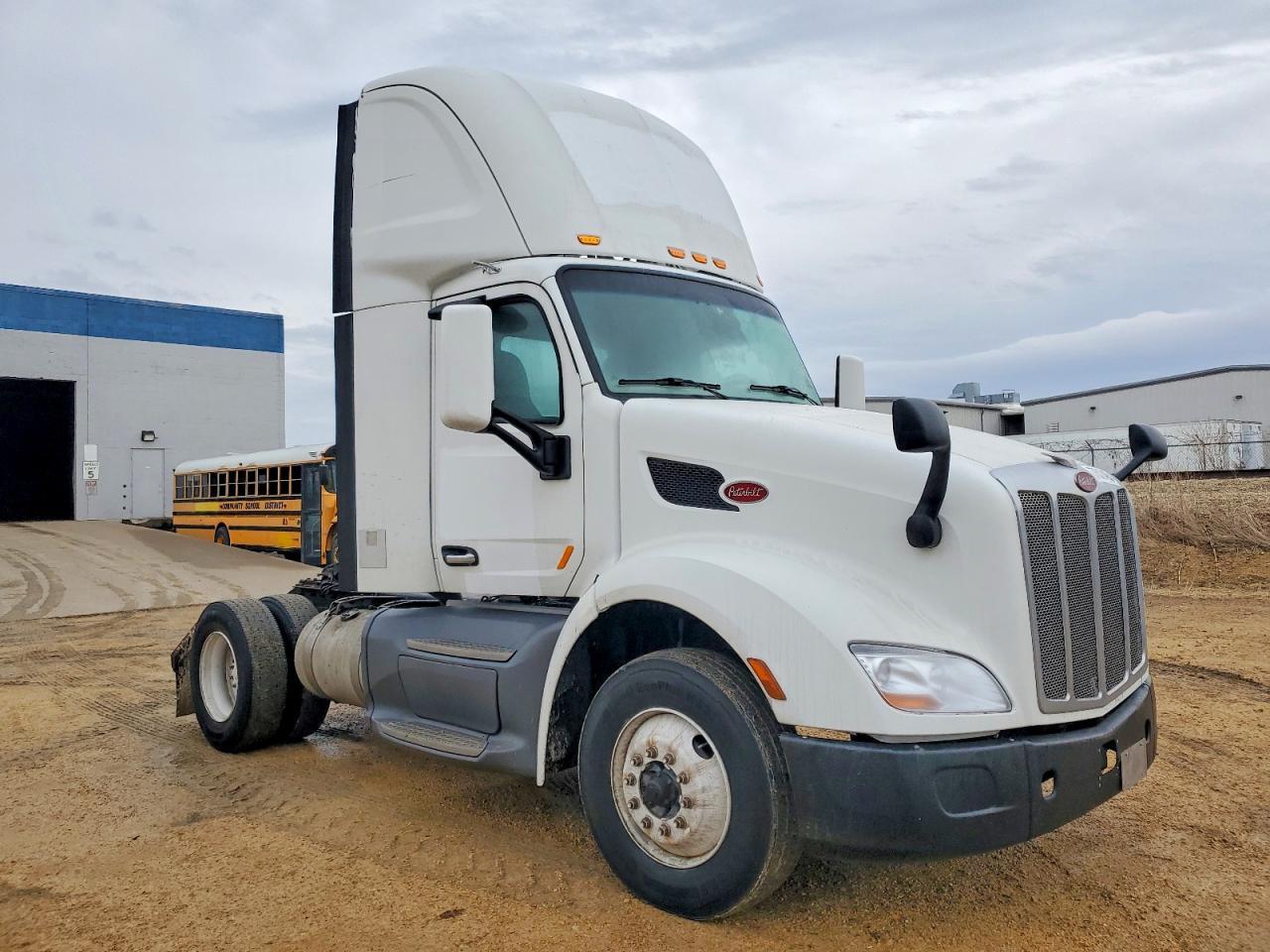 2017 Peterbilt 579 Semi Truck