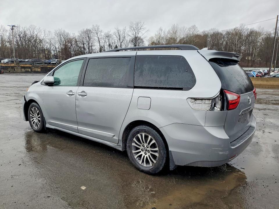 2018 Toyota Sienna xle 8-passenger