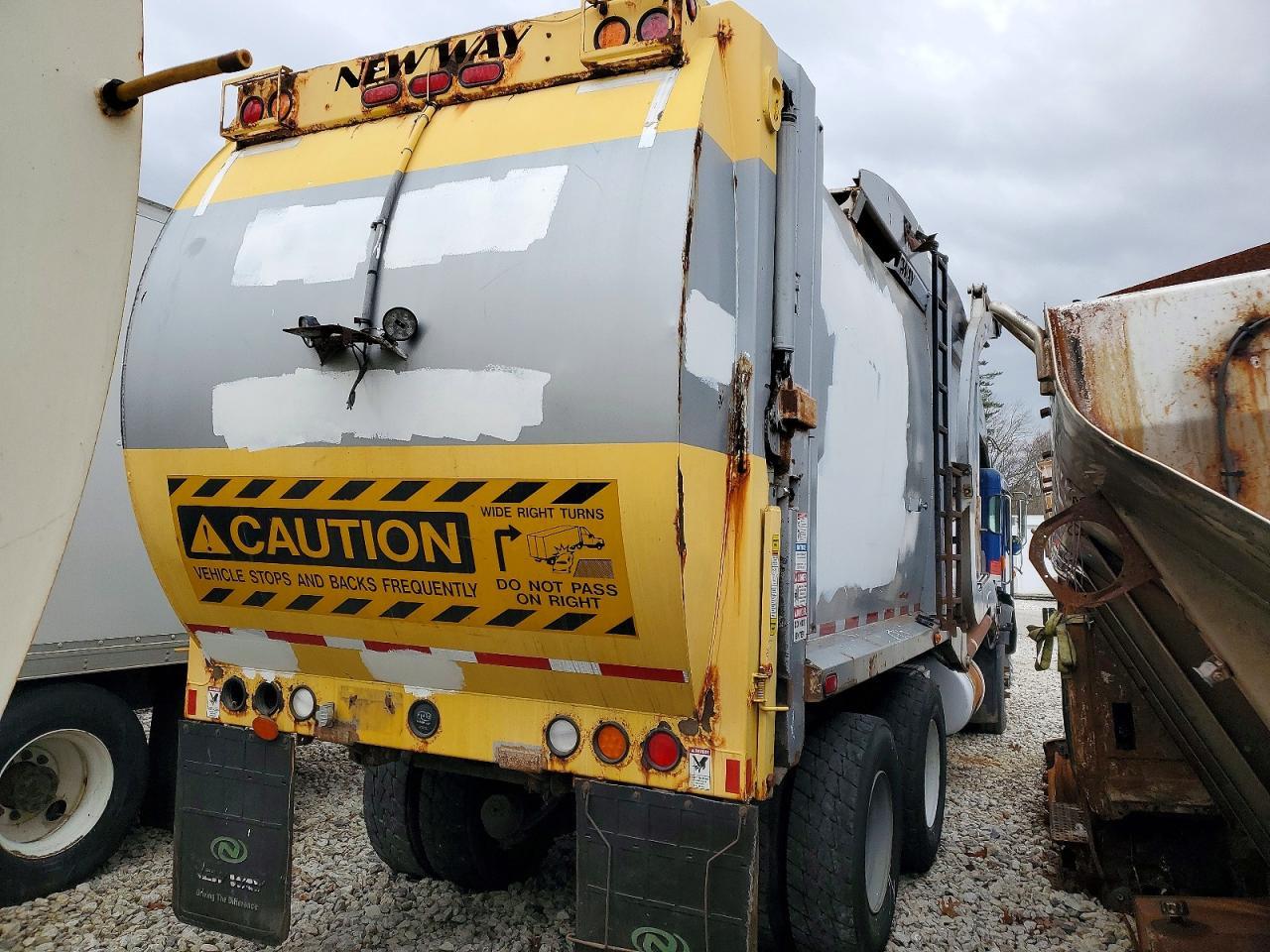 2017 Peterbilt 520 Refuse Truck