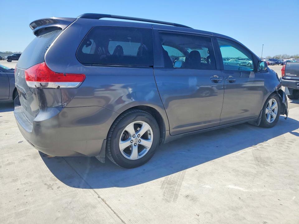 2012 Toyota Sienna le 8-passenger