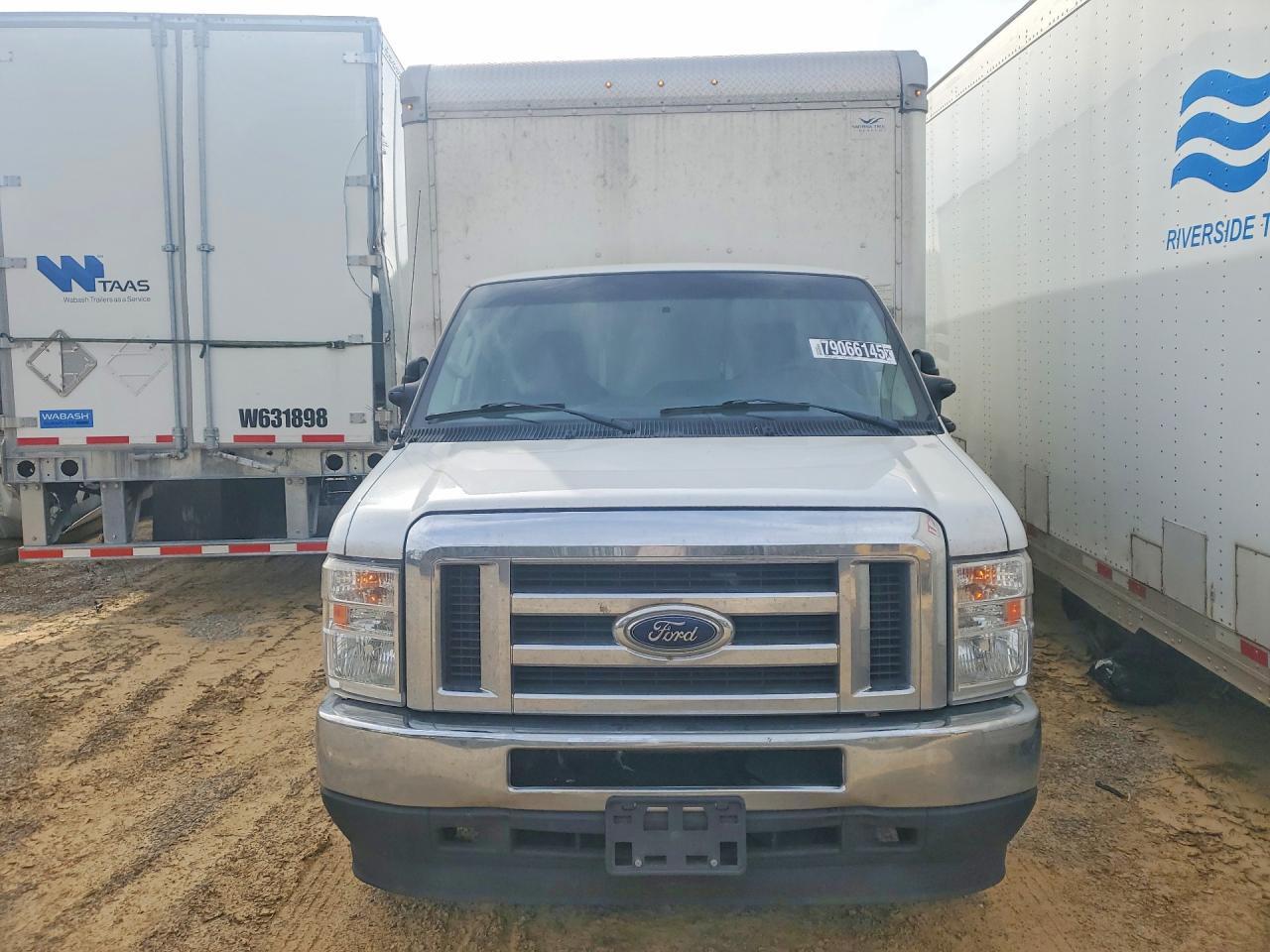 2022 Ford Econoline E450 Super Duty Cutaway Van