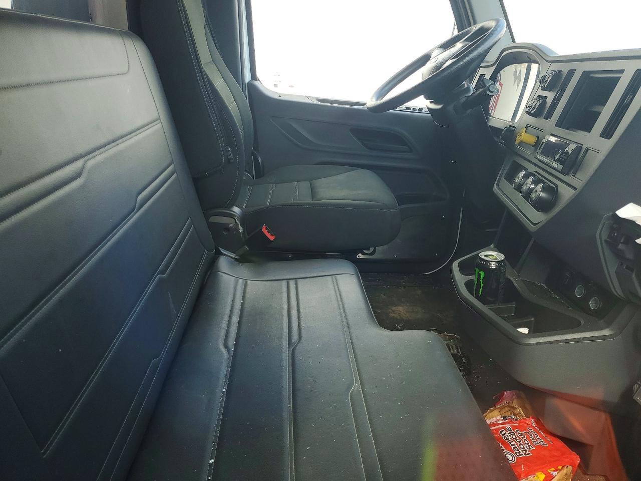 2025 Peterbilt 536 BOX Truck